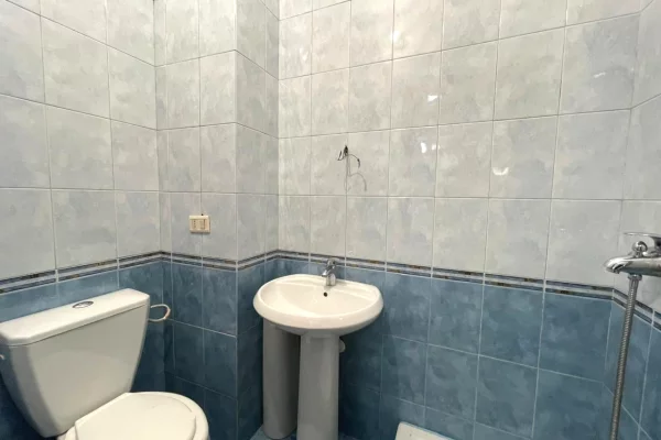 Jepet me qira zyre tek rruga e Kavajes