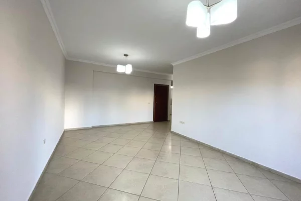 Jepet me qira zyre tek rruga e Kavajes