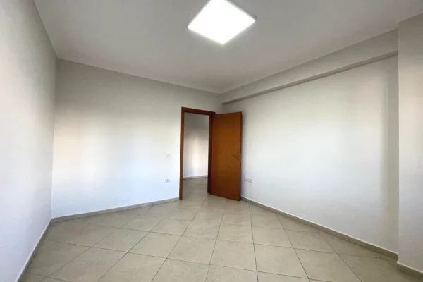 Ambiente Commerciale in Affitto 3+1 a Tirana - 90,000 Leke