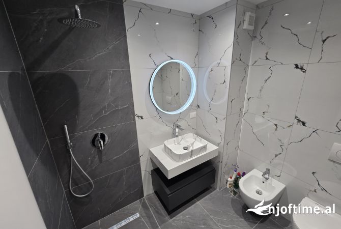 Shtepi ne shitje Apartament ne Tirane, 2+1, Mobilimi Bosh, pa mobiluar, Pagesa 208,000  Euro.