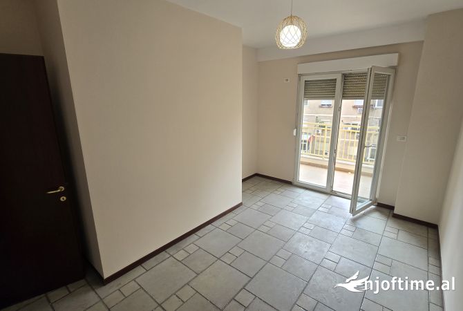 Ambient biznesi me qera 3+1 ne Tirane - 900 Euro