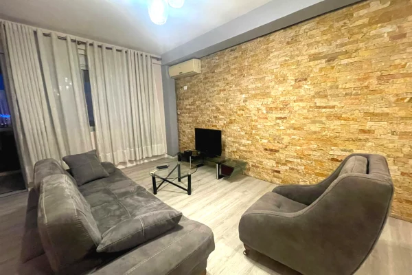  🏢Rruga e Kavajes,prane Qendres”Condor Center” jepet me qera apartament 2+1,i mobiluar.600 Euro   