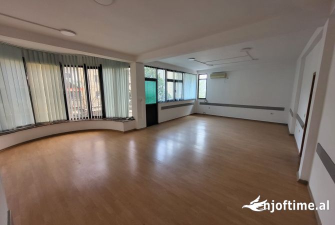 Ambient biznesi me qera 3+1 ne Tirane - 2,300 Euro