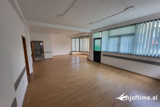 Ne zonen e Oxhakut,Rr. Kujtim Laro jepet me qera ambient biznesi,kati i 1-re dhe i 2-te i nje ndertese private, 2,300 Eurouro