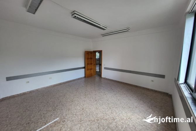 Ne zonen e Oxhakut,Rr. Kujtim Laro jepet me qera ambient biznesi,kati i 1-re dhe i 2-te i nje ndertese private, 2,300 Eurouro