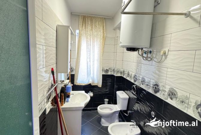 Shtepi ne shitje Apartament ne Tirane, 1+1, Mobilimi E mobiluar, Pagesa 125,000  Euro.