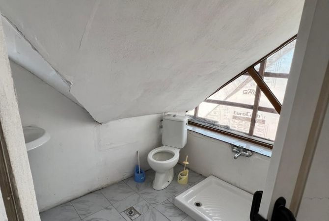 Shtepi me qera Vila Luksoze ne Tirane, 4+1, Mobilimi E mobiluar, Pagesa 1,500  Euro.