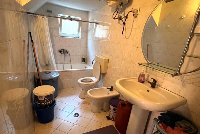 Shtepi me qera Vila Luksoze ne Tirane, 4+1, Mobilimi E mobiluar, Pagesa 1,500  Euro.