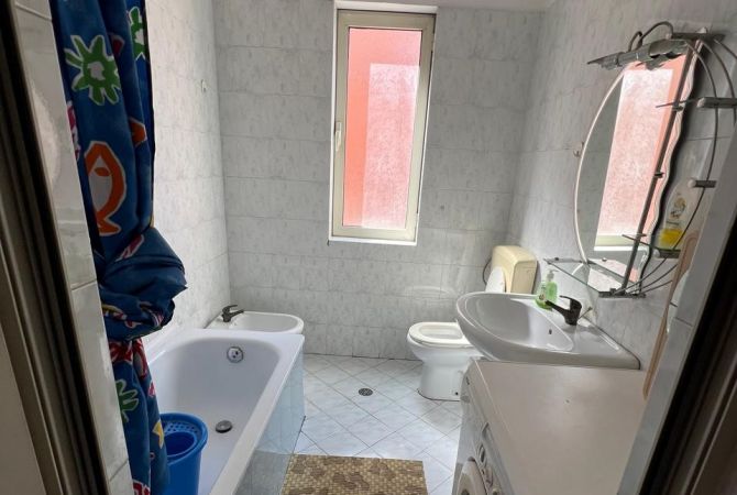 Shtepi me qera Vila Luksoze ne Tirane, 4+1, Mobilimi E mobiluar, Pagesa 1,500  Euro.