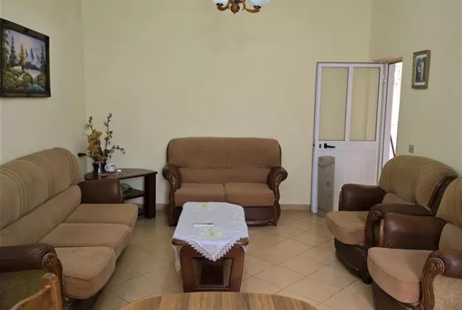 Shtepi me qera 1+1 ne Tirane - 40,000 Leke
