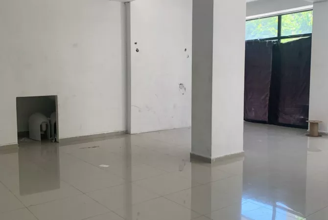 Pas Ish Restorant Durresit,Rr.Memo Meto jepet me qera ambient biznesi,me sip.115m2,Bosh. 700Euro