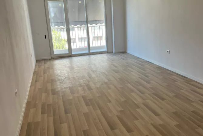 Ambient biznesi me qera 3+1 ne Tirane - 60,000 Leke