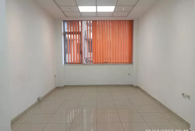 Ambient biznesi me qera 3+1 ne Tirane - 30,000 Leke