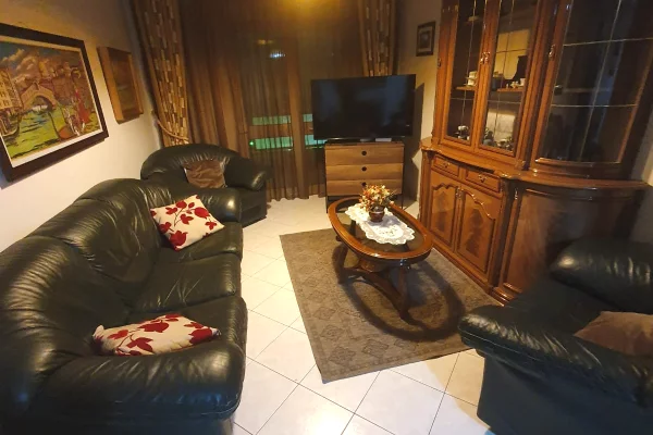 Ali Demi prane Zgares Korcare jepet me qera apartament  2+1+2 i mobiluar.  50,000 Leke   