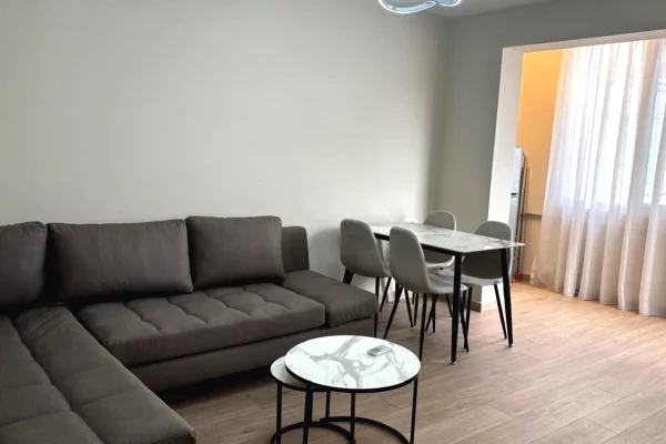 🏢Pak minuta larg Ambasades Amerikane jepet me qera apartament 2+1,i mobiluar.60,000Leke      