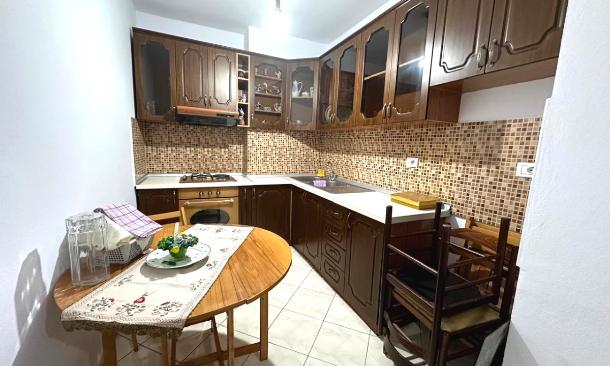 Shtepi me qera Apartament ne Tirane, 2+1, Mobilimi E mobiluar, Pagesa 40,000  Leke.