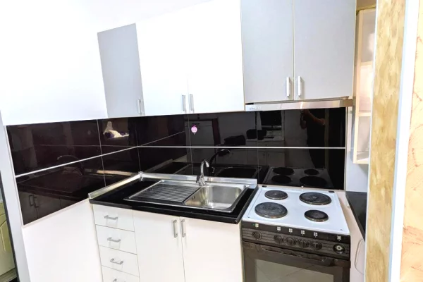 Shtepi me qera Apartament ne Tirane, Garsoniere, Mobilimi E mobiluar, Pagesa 50,000  Leke.