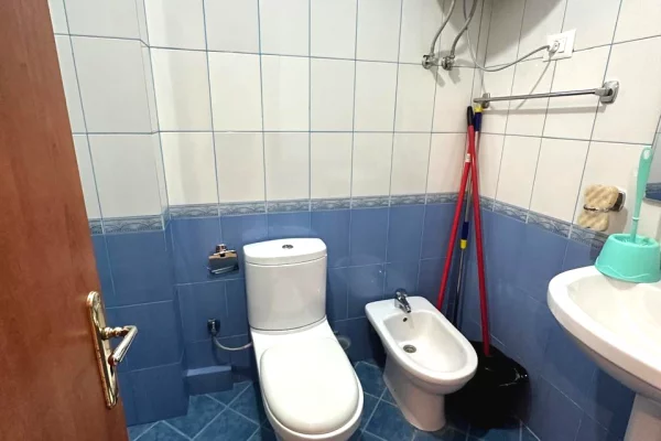 Shtepi me qera Apartament ne Tirane, 2+1, Mobilimi E mobiluar, Pagesa 40,000  Leke.