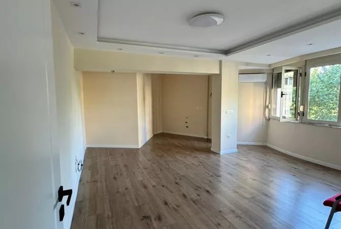 Ambient biznesi me qera 3+1 ne Tirane - 1,200 Euro