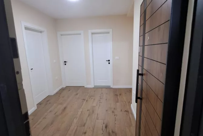 Ambient biznesi me qera 3+1 ne Tirane - 1,200 Euro