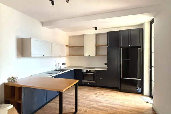 Business Property for Rent 3+1 in Tirana - 1,000 Euro