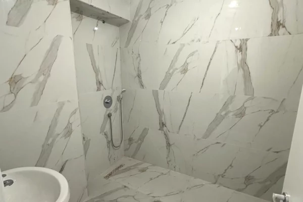 Shtepi ne shitje Apartament ne Tirane, 2+1, Mobilimi Bosh, pa mobiluar, Pagesa 295,000  Euro.