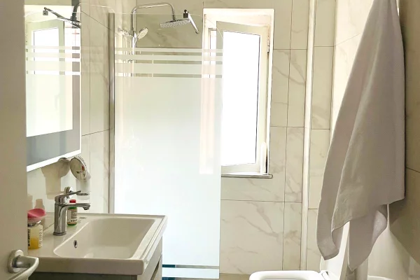 Shtepi me qera Apartament ne Tirane, 2+1, Mobilimi E mobiluar, Pagesa 62,000  Leke.