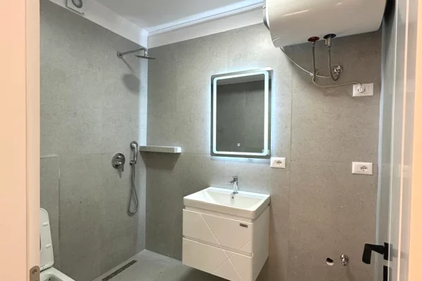 Shtepi ne shitje Apartament ne Tirane, 2+1, Mobilimi Bosh, pa mobiluar, Pagesa 118,000  Euro.
