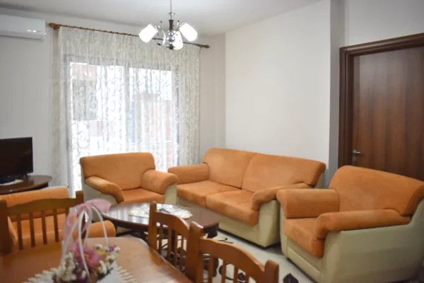 Shtepi me qera 2+1 ne Tirane - 60,000 Leke