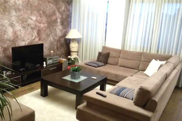 Shtepi me qera 2+1 ne Tirane - 80,000 Leke