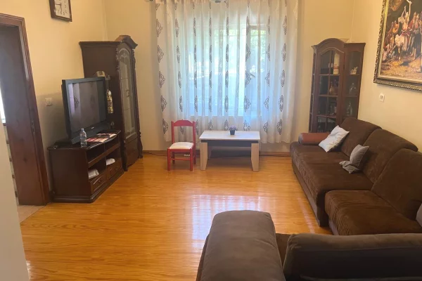 Shtepi me qera 1+1 ne Tirane - 35,000 Leke