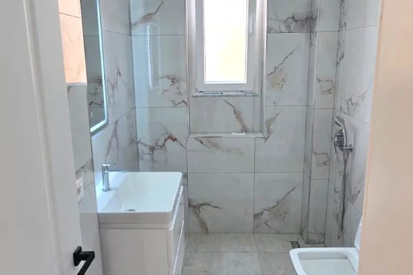 Shtepi ne shitje Apartament ne Tirane, 1+1, Mobilimi Bosh, pa mobiluar, Pagesa 140,000  Euro.