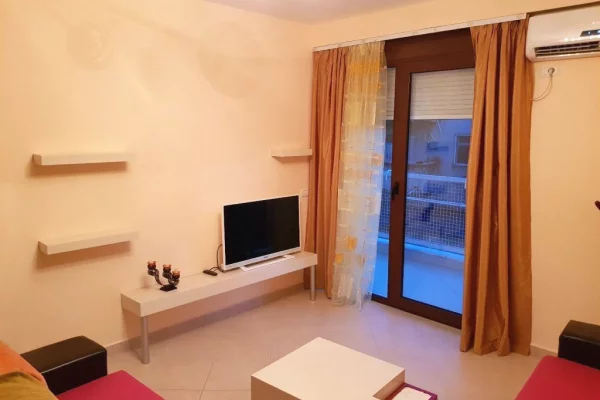 Shtepi me qera 2+1 ne Tirane - 700 Euro