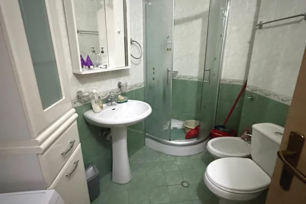 Shtepi me qera Apartament ne Tirane, 2+1, Mobilimi E mobiluar, Pagesa 700  Euro.