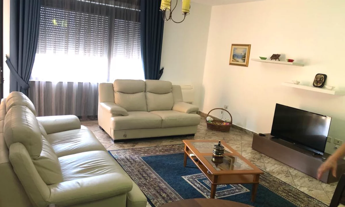 Shtepi me qera Apartament ne Tirane, 3+1, Mobilimi E mobiluar, Pagesa 900  Euro.