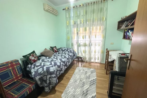 Shtepi me qera Vila Luksoze ne Tirane, 3+1, Mobilimi E mobiluar, Pagesa 700  Euro.