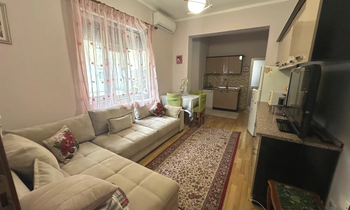 Shtepi me qera Vila Luksoze ne Tirane, 3+1, Mobilimi E mobiluar, Pagesa 700  Euro.