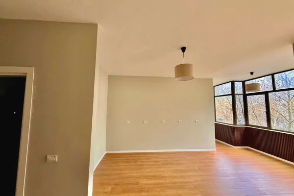 Ambient biznesi me qera 3+1 ne Tirane - 700 Euro