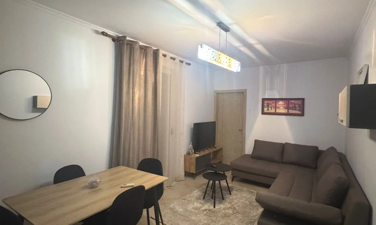 Shtepi me qera Apartament ne Tirane, 3+1, Mobilimi E mobiluar, Pagesa 650  Euro.