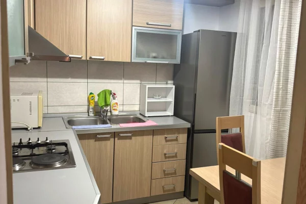 Shtepi me qera Apartament ne Tirane, 3+1, Mobilimi E mobiluar, Pagesa 650  Euro.