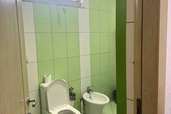 Shtepi me qera Apartament ne Tirane, 3+1, Mobilimi E mobiluar, Pagesa 650  Euro.