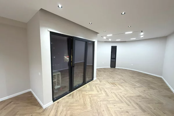 Ambient biznesi me qera 3+1 ne Tirane - 1,000 Euro