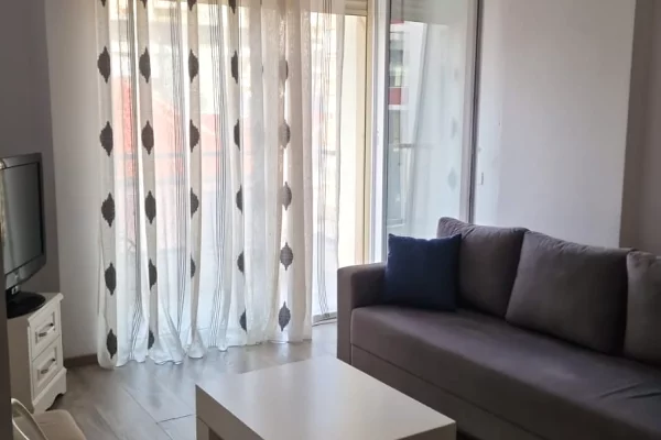 🏢Rruga 5 Maji,prane Concord Center jepet me qera apartament 1+1,i mobiluar. 40,000Leke      