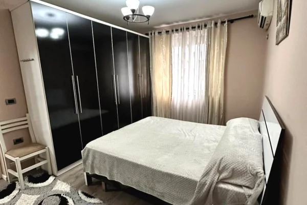 Shtepi me qera Apartament ne Tirane, 2+1, Mobilimi E mobiluar, Pagesa 650  Euro.