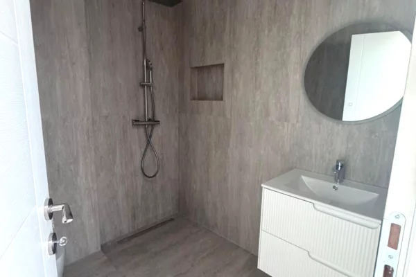 Shtepi me qera Apartament ne Tirane, 2+1, Mobilimi Pjeserisht e mobiluar, Pagesa 70,000  Leke.