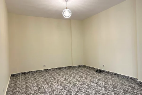 Shtepi me qera Apartament ne Tirane, 3+1, Mobilimi Pjeserisht e mobiluar, Pagesa 60,000  Leke.