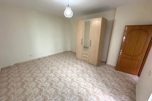 Shtepi me qera Apartament ne Tirane, 3+1, Mobilimi Pjeserisht e mobiluar, Pagesa 60,000  Leke.