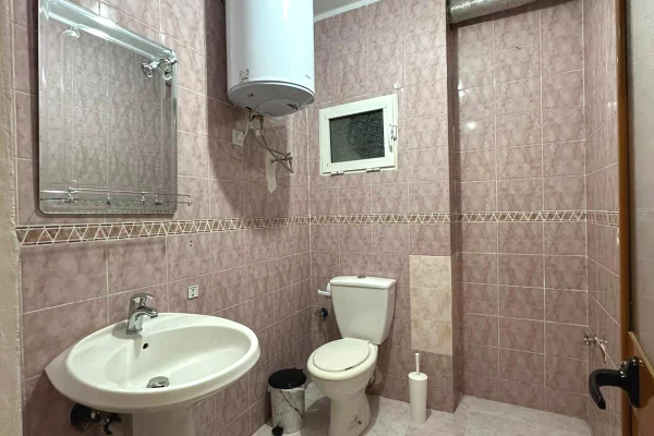 Shtepi me qera Apartament ne Tirane, 3+1, Mobilimi Pjeserisht e mobiluar, Pagesa 60,000  Leke.