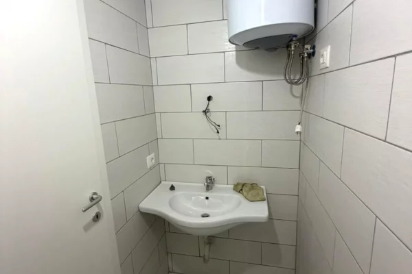 Ambient biznesi me qera 3+1 ne Tirane - 40,000 Leke