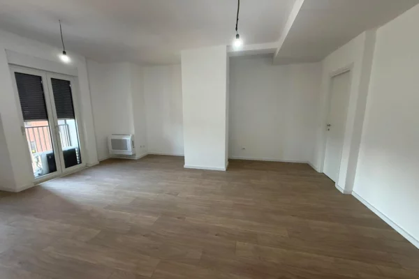 Rruga Jordan Misja,jepet me qera ambient biznesi per zyra,me sip.50m2bosh.40,000Leke (neto)